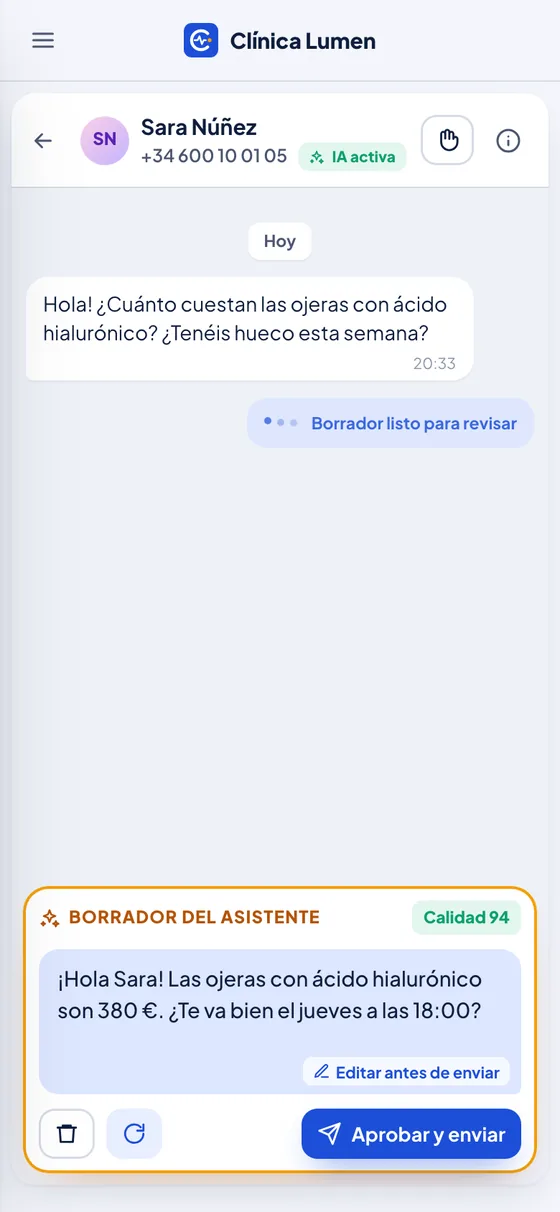 Respuesta de WhatsApp preparada por el asistente, pendiente de aprobar, en el móvil