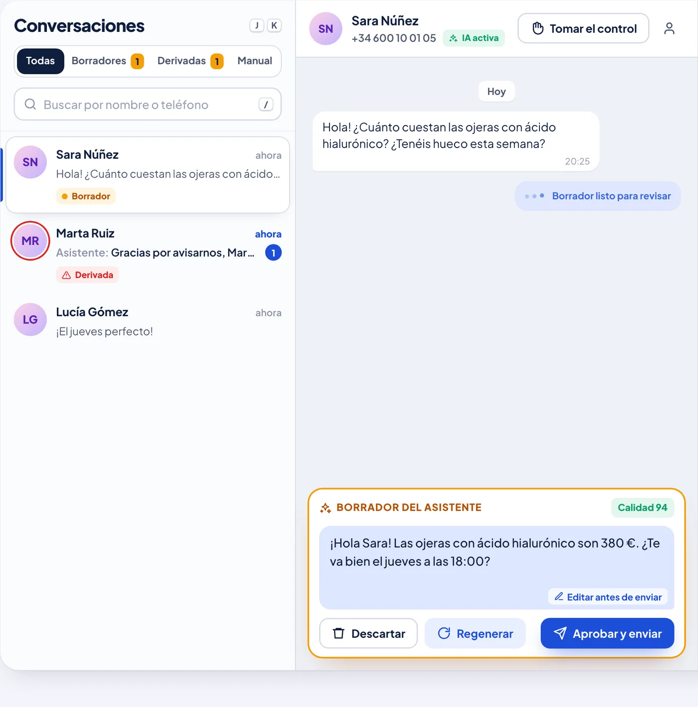 Conversación de WhatsApp con un borrador del asistente: «¡Hola Sara! Las ojeras con ácido hialurónico son 380 €. ¿Te va bien el jueves a las 18:00?», con los botones Descartar, Regenerar y Aprobar y enviar